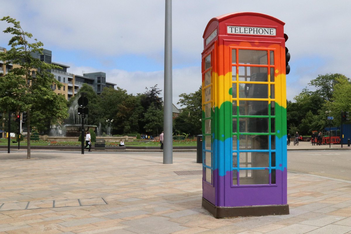 seanroyce1's tweet photo. Our iconic @KCOMhome K6 phoneboxes are cream not red like the rest of the UK. But occasionally we paint them to celebrate something or someone in #Hull or the East Riding. See if you can guess why these colours? #onlyinHull #proud https://t.co/H6gHuIfIjm