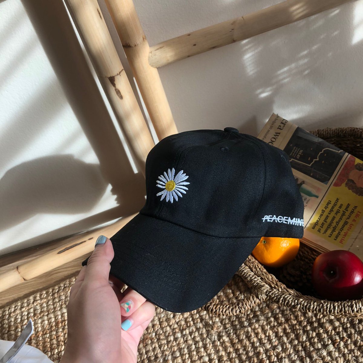 pariistore's tweet photo. 🧢🌼หมวกแฟชั่นปักลายดอกไม้🌼🧢
💥พร้อมส่งจ้า💥 หมวกรุ่นสุดฮิต!! ปักลายดอกไม้สวย น่ารักๆ สไตล์เกาหลีไปเลยยยย หน้าฝนแบบนี้ใส่กันละอองฝนได้เลยค่าาา🌧💕
𝑪𝒐𝒍𝒐𝒓 : ดำ|ขาว
𝑷𝒓𝒊𝒄𝒆 : 200.- only!!!

#parii #เสื้อผ้าสไตล์เกาหลี #ของต้องมี #หมวกแฟชั่น https://t.co/jY8LFyMWVO