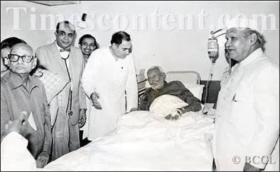 WeIndianMuslims's tweet photo. Prime Minister of India, Rajiv Gandhi called on #KhanAbdulGhaffarKhan in the Bombay Hospital in Bombay on May 18, 1987, to inquire about his health. Also seen Maharashtra Governor Dr #ShankarDayalSharma in the extreme right.

#RajivGandhi #Gandhi #BachaKhan #Rajiv_Gandhi https://t.co/T0sLZO8Lrc