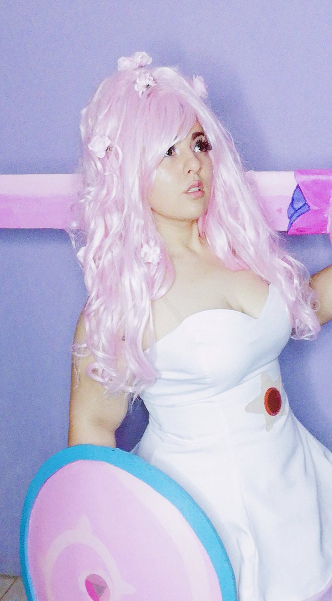 karo_winchester's tweet photo. Cada que subo un tiktok de rose se desata la guerra campal entre los que la odian y los que la odian mas ajja y yo me quedo en medio #rosequartzcosplay #rosequartz #stevenuniverse #crazyfandom https://t.co/gMPGoPzrts