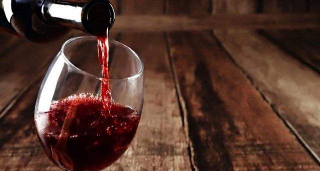 ConsorzioCDM's tweet photo. “Vino pazzo che suole spingere anche l’uomo molto saggio a intonare una canzone, e a ridere di gusto, e lo manda su a danzare, e lascia sfuggire qualche parola che era meglio tacere”.Omero – Odissea #redwine #winelovers #puglia #consorziocdm #pugliasveva https://t.co/FbWhdiRL9P https://t.co/hgHoGo9kGt