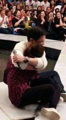 linnela13's tweet photo. Wlang ka etchosan ang pic na ito..nandoon ako sa loob ng BW..sobrang ingay sigawan sa loob.. tatlo kming mag beshees ngkasama..wla na kaming boses nung lumabas..thanks God worth it nman kc nagkatuluyan nman ang dalawa..mag-asawa na.

#ALDUB253rdWeeksary https://t.co/mA5uRbPmfv