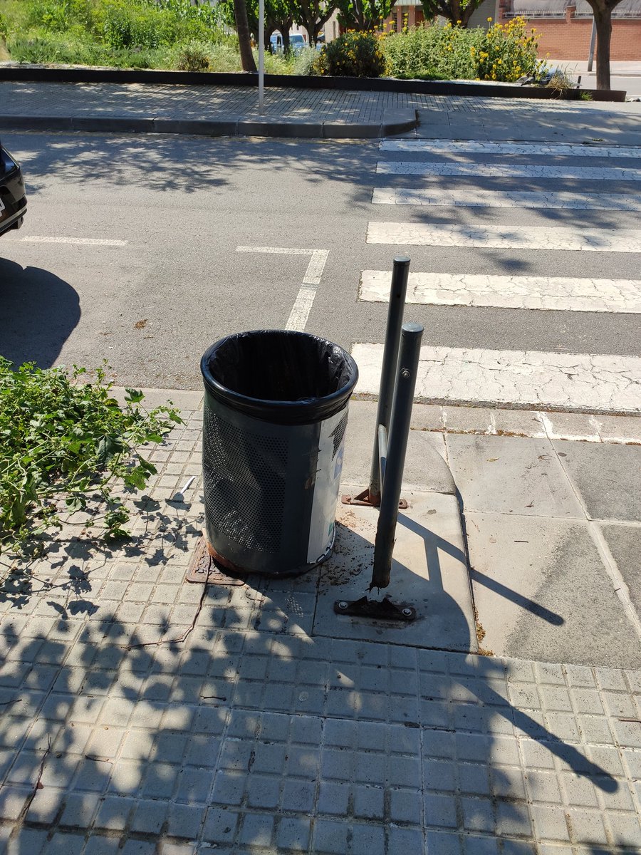 Ricard_70's tweet photo. + d 2 anys amb una paperera així,i lo pitjor és q está a excasos metres d l'Escola del Bosc.I diuen Ciutat amiga de la infància?Jo diria enemiga, pq està oxidada,trencada és un perill X a la salud. No oblidem les obligacions d @AjRubi @UNICEFenEspanol #ciutatamigadelainfancia https://t.co/qSmajSguTM