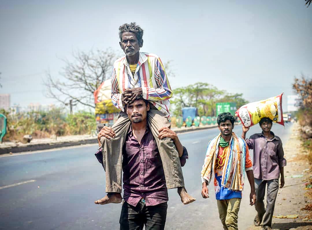 imsumitpratap's tweet image. मेरा क़िस्सा सुन लिया तो ग़मज़दा होने लगोगे, मैं तुम्हारा कुछ नहीं हूँ फिर भी तुम रोने लगोगे। #LaboursInLockdown