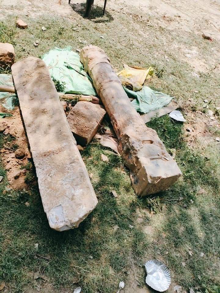 imnitinmudgal's tweet photo. श्री राम जन्मभूमि के समतलीकरण करते समय खुदाई से भव्य मंदिर के साक्ष्य इन मूर्तियों स्तम्भ के रूप में निकले है, जो यह साबित करते है कि बाबर जैसे लुटेरे ने हमारे मंदिर को तोड़ मस्जिद बनाने का नीच कार्य किया था। मथुरा एवं काशी की भी जाँच होना चाहिए। 
सनातन संस्कृति का यह देश है। https://t.co/tj9b7L9DKJ
