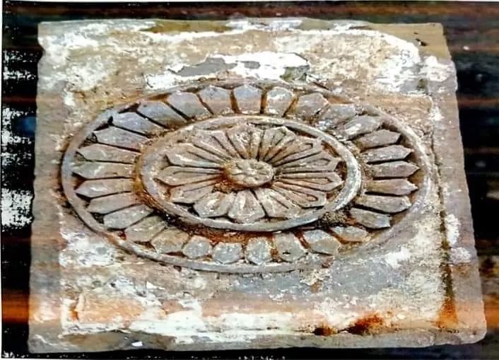 imnitinmudgal's tweet photo. श्री राम जन्मभूमि के समतलीकरण करते समय खुदाई से भव्य मंदिर के साक्ष्य इन मूर्तियों स्तम्भ के रूप में निकले है, जो यह साबित करते है कि बाबर जैसे लुटेरे ने हमारे मंदिर को तोड़ मस्जिद बनाने का नीच कार्य किया था। मथुरा एवं काशी की भी जाँच होना चाहिए। 
सनातन संस्कृति का यह देश है। https://t.co/tj9b7L9DKJ
