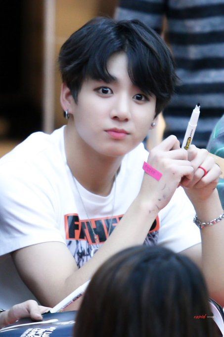 a thread of jeon jungkook but he grows bigger as you keep scrolling