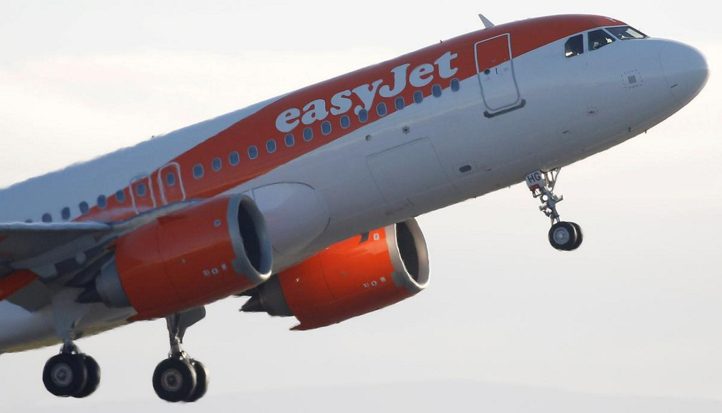 ReutersBiz's tweet photo. EasyJet to restart flights in June with compulsory masks https://t.co/vyHKdIyHoz https://t.co/OZFeHScGFU