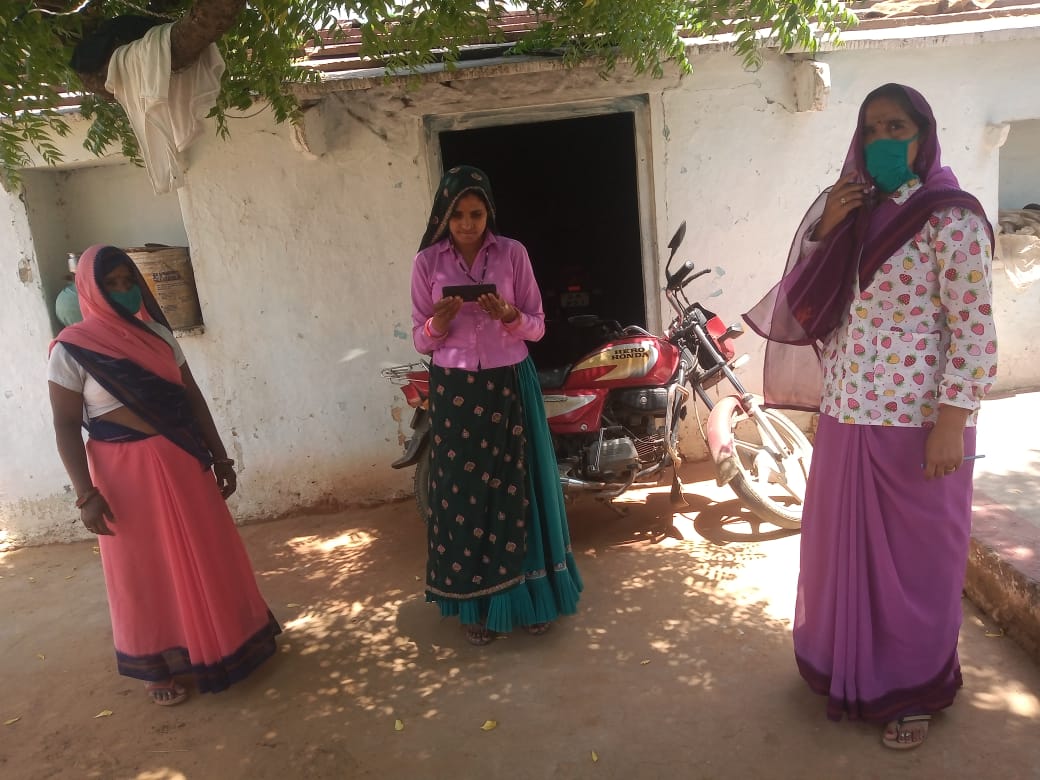tini_tatatrusts's tweet photo. Anganwadi workers visiting households to sensitize the local people on precautions to fight #COVID19. This opportunity is also being used to create awareness on the importance of #health and #nutrition. #Rajasthan #projectmakingithappen #nutrition #1000days @tatatrusts https://t.co/ztK8Wo7fG4