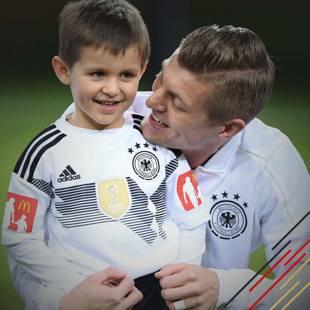 DFB_Team's tweet photo. An alle Papas: Danke, dass es euch gibt! 
Alles Gute zum #Vatertag! 🙌🏼😍

#DieMannschaft https://t.co/kEzkRCRI1u