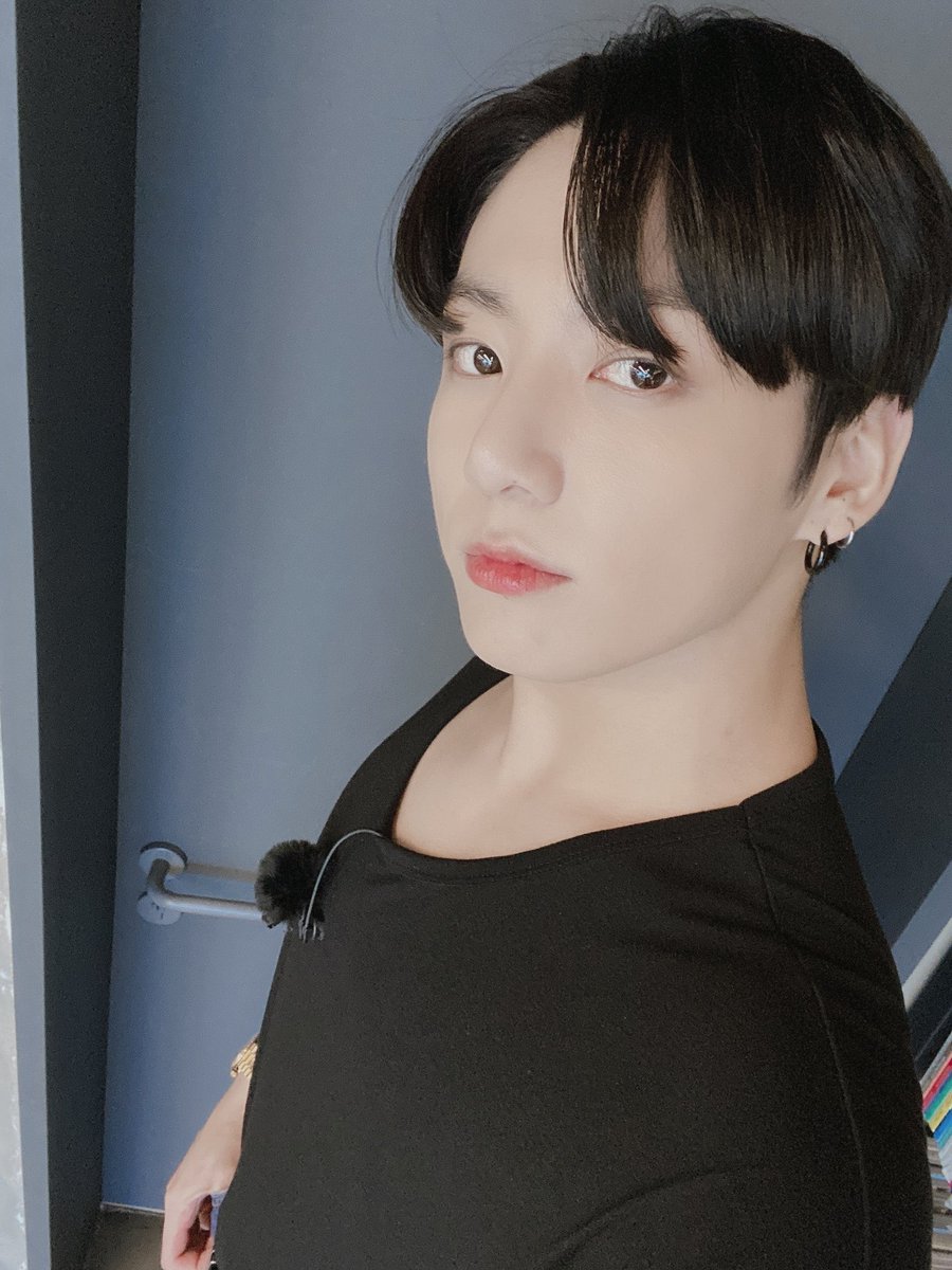 a thread of jeon jungkook but he grows bigger as you keep scrolling