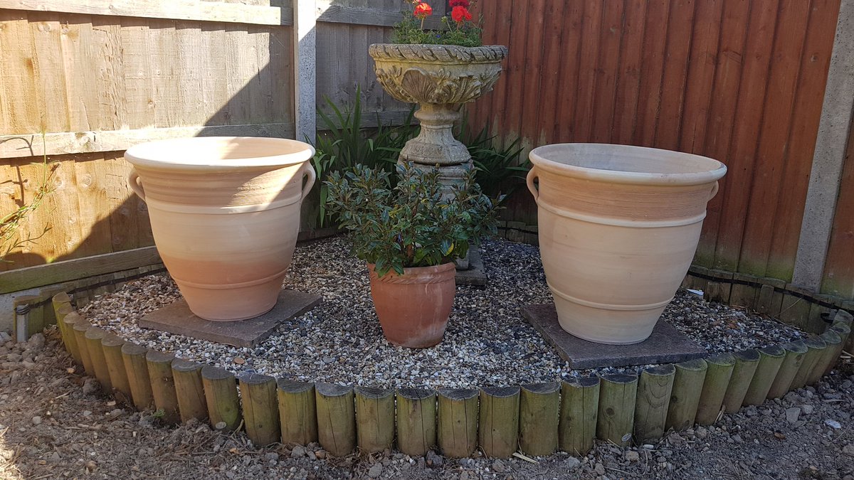 MargLloyd's tweet photo. #ThursdayThoughts @ApplecrossAntiq & I are revamping our garden and bought these 2 pots a couple of days ago. Now what to put in them 😂 Love #terracotta #mediteranean #geraniums #beefriendly #butterflyfriendly Any ideas @kgimson @IsabelMathiasPR @melaniesmith013 🌱🌳🐞🐝🦋🌹 https://t.co/wkJ7V1tl0w