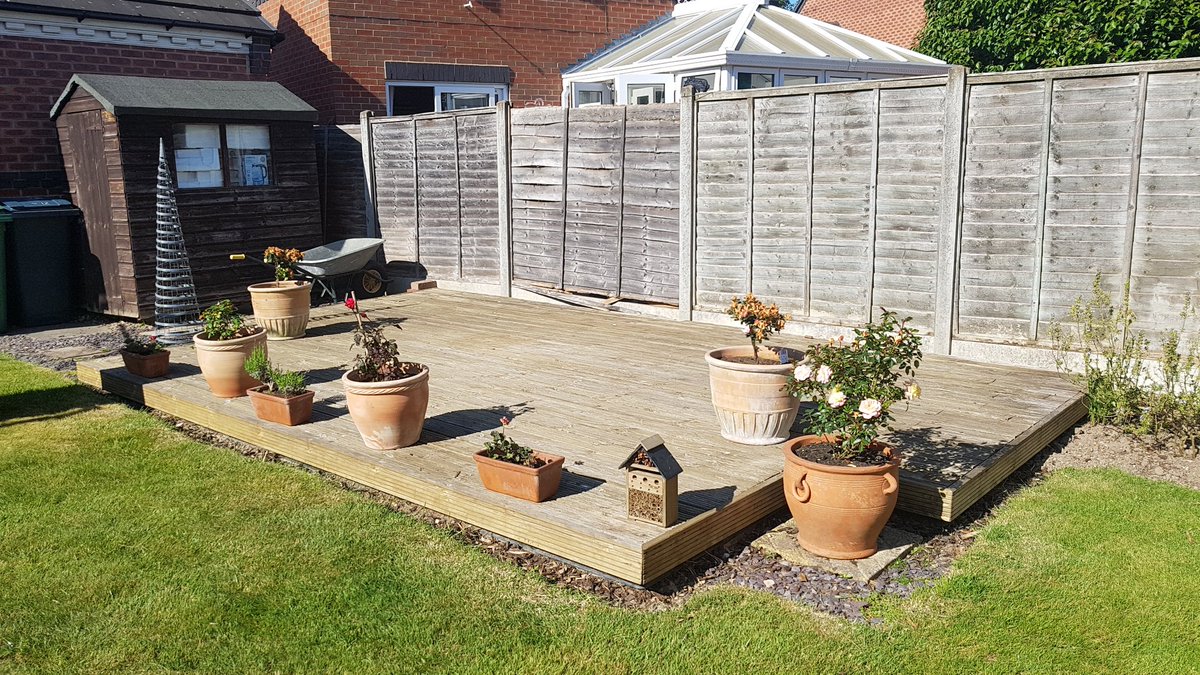 MargLloyd's tweet photo. #ThursdayThoughts @ApplecrossAntiq & I are revamping our garden and bought these 2 pots a couple of days ago. Now what to put in them 😂 Love #terracotta #mediteranean #geraniums #beefriendly #butterflyfriendly Any ideas @kgimson @IsabelMathiasPR @melaniesmith013 🌱🌳🐞🐝🦋🌹 https://t.co/wkJ7V1tl0w