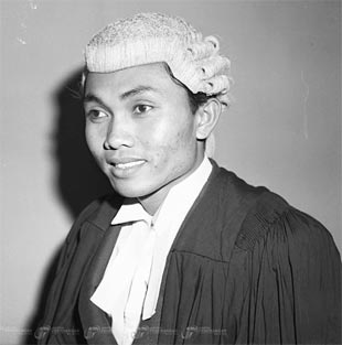 Tun Taib grad dalam bidang undang undang pada tahun 1960 di Uni of Adelaide. Sebelum balik ke Sarawak beliau merupakan associate kepada Hakim Supreme Court of South Australia, Sir Herbert Mayo.Taib sebenarnya nak jadi doctor, tapi family pressure suruh jadi lawyer.