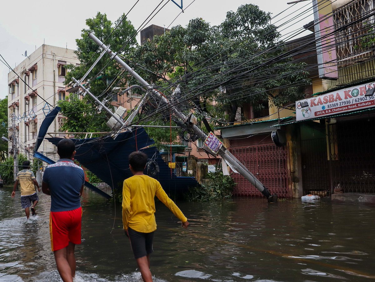 anish_wild's tweet photo. Kasba Rathtala, Gariahat and Bakultala area
#CyclonAmphan #AmphanCyclon #AmphanUpdates 
@ZeeNews @Zee24Ghanta https://t.co/JBZPUFlXZh