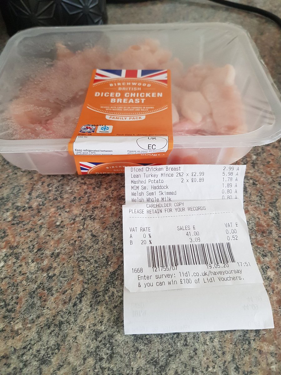 CathBarclay's tweet photo. @LidlGB Hi Lidl, got this chicken home before I realised it doesn't have a use by date? Pretty important for raw meat I'd have thought 🤔 #lidl #canteatthis https://t.co/msxgInqwxE