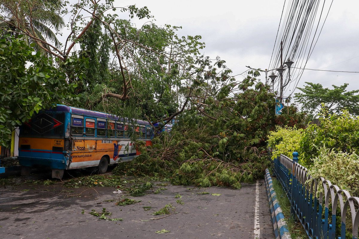 anish_wild's tweet photo. Kasba Rathtala, Gariahat and Bakultala area
#CyclonAmphan #AmphanCyclon #AmphanUpdates 
@ZeeNews @Zee24Ghanta https://t.co/JBZPUFlXZh