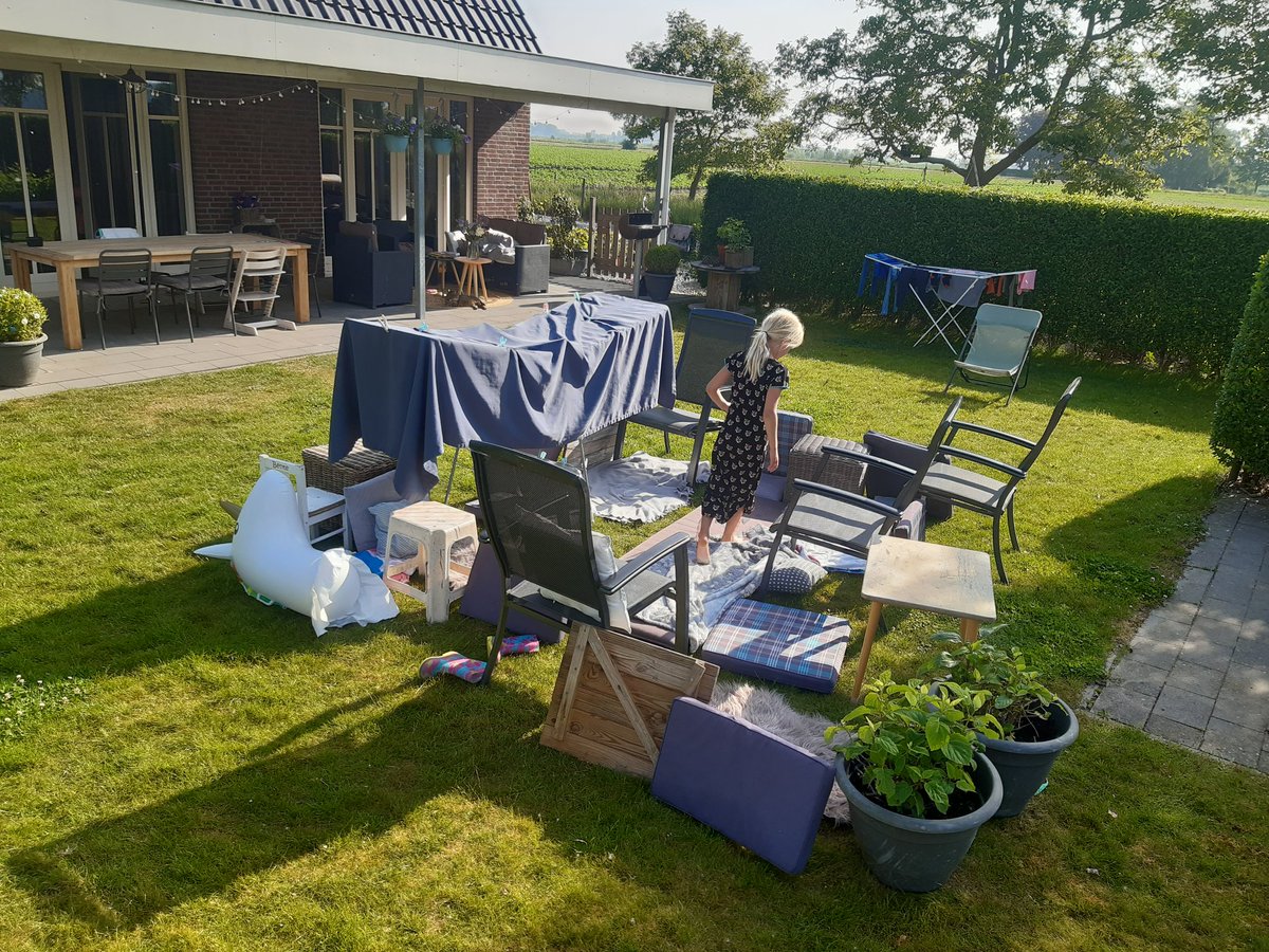 pwvlt's tweet photo. Vanaf vandaag zal het een stuk rustiger worden in huis, onze 2 dochters gaan opzich zelf wonen.
#kleinemeisjeswordengroot #eindelijkrust https://t.co/bhQ8nrmnSS