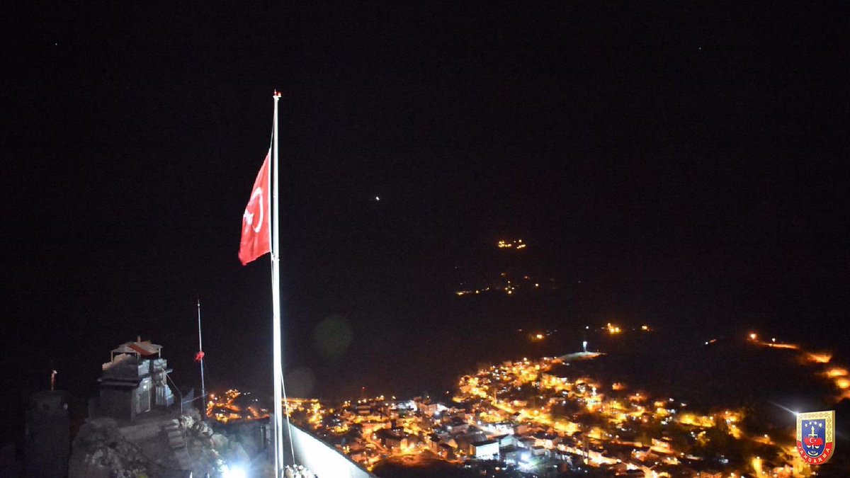jandarma's tweet photo. O mübarek bayrak işte bu bayrak.🇹🇷
#Şırnak Beytüşşebap Kato Dağı’nda bulunan Altındağ Üs Bölgesine, aziz şehitlerimizin hatırası için hazırlanan 150 metrekarelik şanlı al bayrağımız, ilçe protokolü ve kahraman silah arkadaşlarımız katılımıyla 19 Mayıs’ta göndere çekilmiştir. https://t.co/yXsTh13Pmk