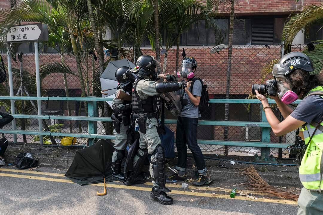 initiumnews's tweet photo. 【他不敢再戴那個印有「記者」二字的頭盔，怕被警員報復】全文：https://t.co/BiDJb6SRZ2

「『612』時，還有警員遞水給我。後來就變成故意挑釁我。」

一次拍攝中，Vincent被推倒在地，他當時佩戴美聯社的記者證、防毒面具以及印有「記者」二字的頭盔。有警員上前扯他的記者證及背包肩帶。 https://t.co/44uwMzUtLi