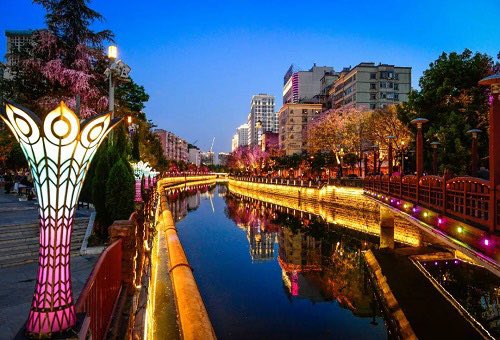DiscoverYunnan's tweet photo. After a series of lighting upgrades on both sides of the #Panlong #River, colorful lights and city view by the river created special view of #Kunming #Night. #Yunnan #travel https://t.co/GJ4comOWqd