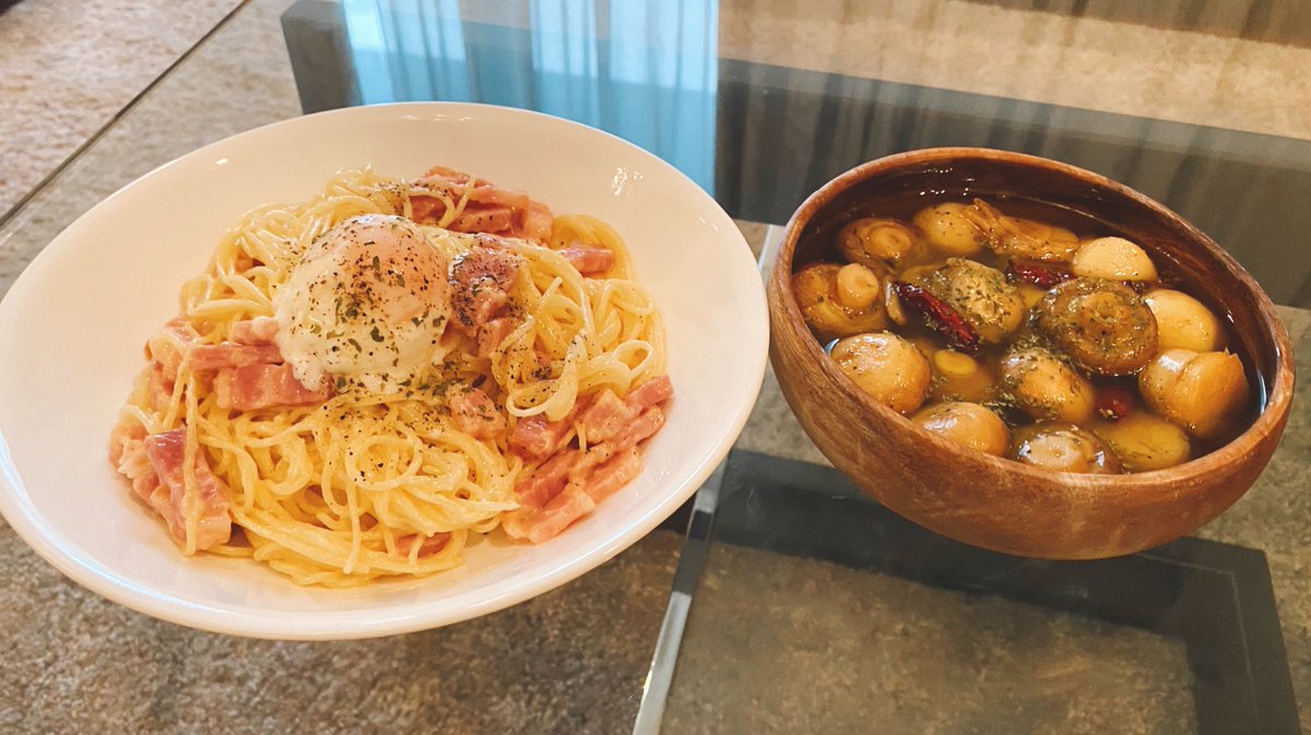 カルボナーラとマッシュルームのアヒージョ作った
ジュワーって染み出すオリーブオイル
森の夕食っぽさ出てる

今日めっっっちゃ暇だあああああ誰か遊んでええええ