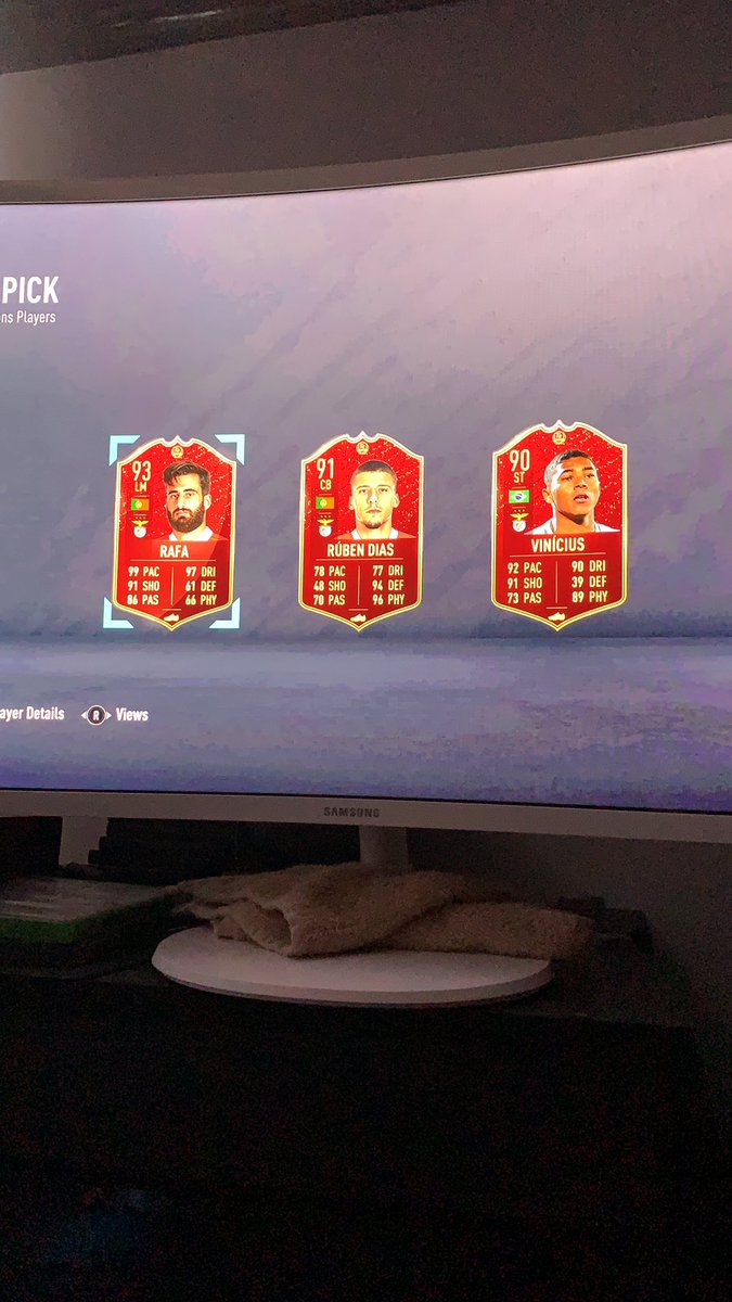 louishale99's tweet photo. @EASPORTSFIFA silver 1 should have at least 1 bundesliga tots selection right? https://t.co/mB68kew23D