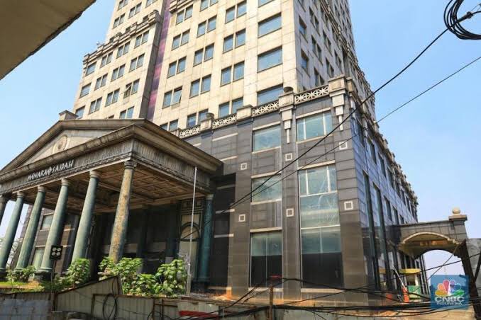 HIMMCOMMBINUS's tweet photo. Bangunan angker yang terakhir kita bahas adalah Menara Saidah. Banyak orang yang sudah mengetahui misteri dari gedung mewah yang miring ini. Gedung kosong yang dulunya tempat perkantoran ini dikenal adanya “Kuntilanak Merah” di dalam sana. Duh, jadi merinding! #SpookyThread https://t.co/mmIxdr71nq