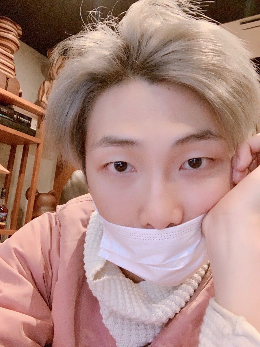 btschpl_T's tweet photo. @BTSchPL_board @BTS_twt Oh yesssss WBK with those strategic face masks - some day he will be comfortable enough to let us see 🧔 #beardtan
Til that day.....We wait. 👀 https://t.co/WWjzZak5Q7