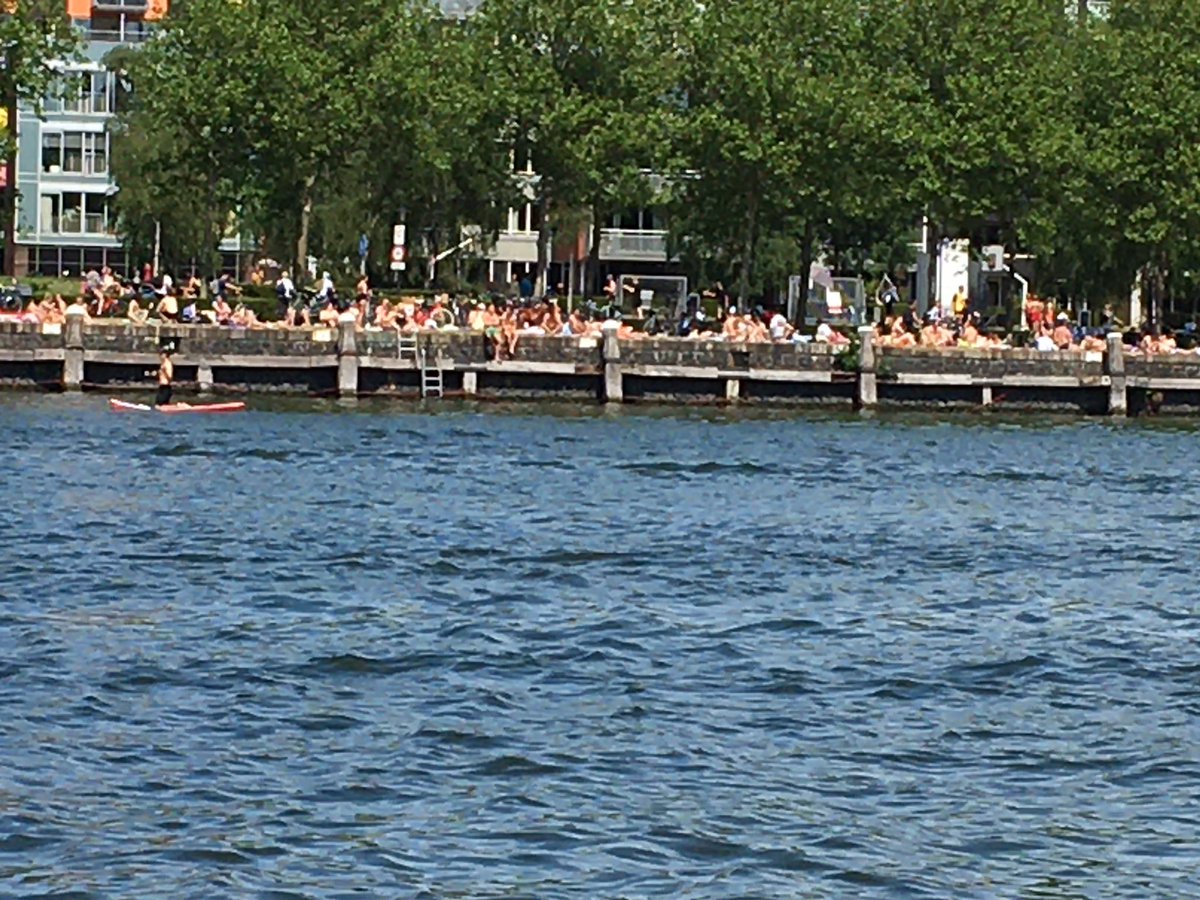 EliseSteilberg's tweet photo. #Hemelvaart. In de #Bogortuin #Amsterdam is het collectief wachten op het wonder van #Halsema. #Corona https://t.co/sqLUv7iaBd