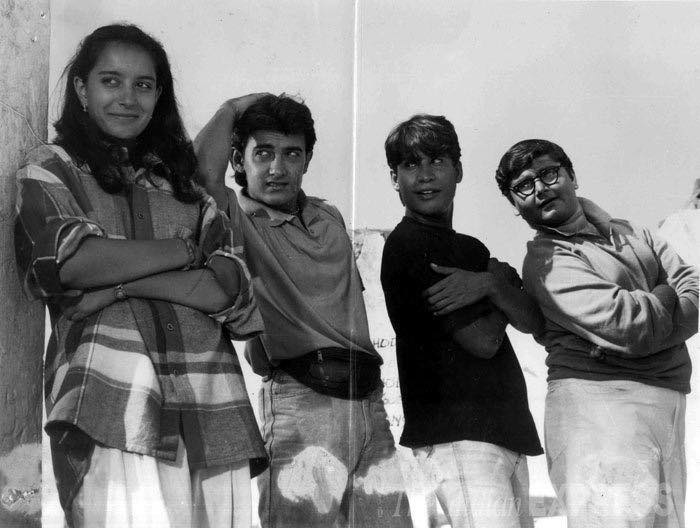 28 Years of #JoJeetaWohiSikandar (22/05/1992). 

#Trivia: #GirijaShettar was supposed to play the role of #AyeshaJhulka in “Jo Jeeta Wohi Sikander”.

Here she is with the #AamirKhan, #AdityaLakhia and #DevenBhojani in one of the shots. 

#Bollywood