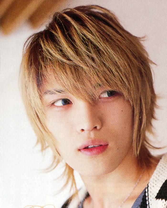 Yooo J そのまま髪伸ばしてくれないかな デビュー仕立ての頃は ずっと髪長めだったね その中で好きな ロングヘアスタイルがコレ 金髪jjはこの２枚 外ハネでやんちゃな感じ 黒髪はコレ 若いのに金髪と違って大人っぽく見えるんよね