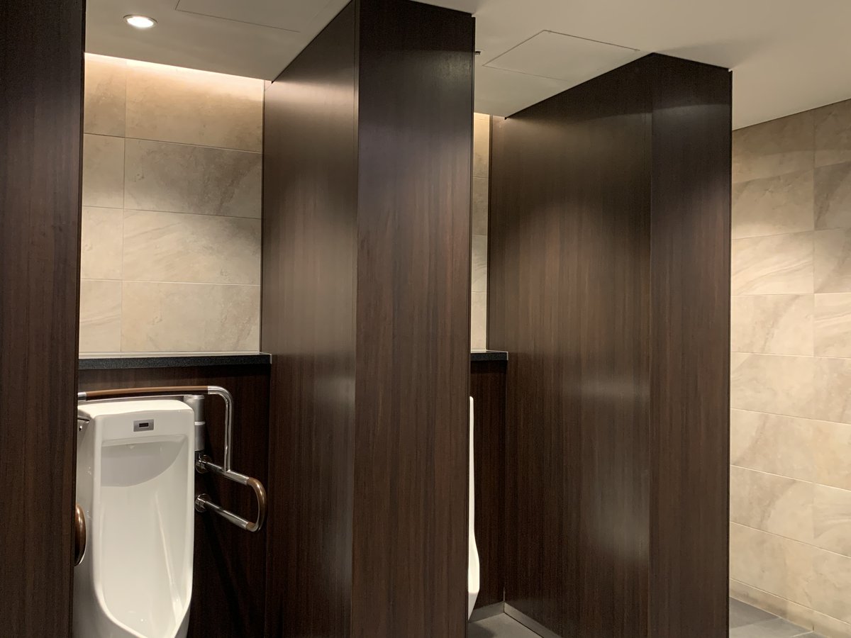 小便器は男ほぼ全員が ちんちん見られていいや と思うことで成立する信じられないシステム Togetter