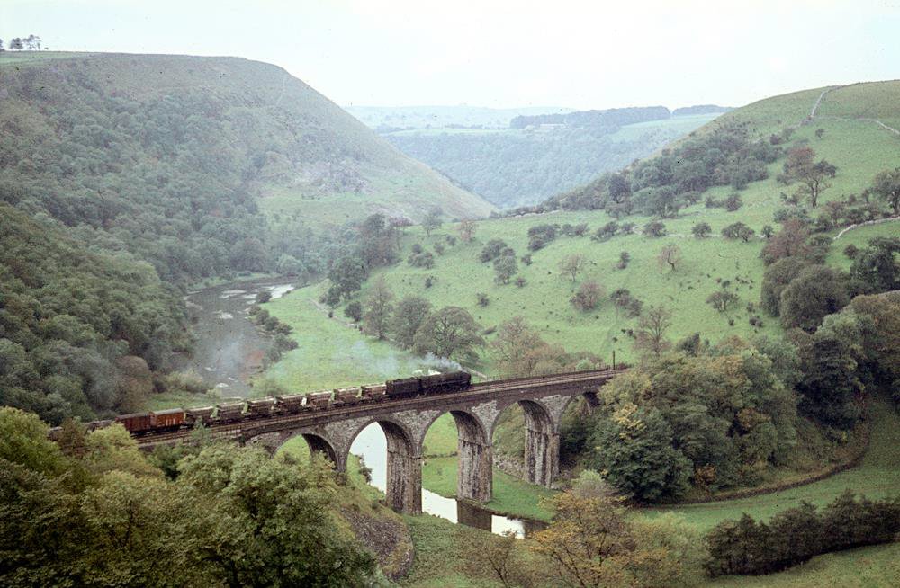 iansderbyshire's tweet image. Let's #GetPeaksAndDalesRailwayDone so:

* once again people can travel from Manchester, Derby &amp;amp; further afield to/from @peakdistrict - more sustainably &amp;amp; quicker than by road!

* we can get #ModalShiftToRail for more freight too.

#RestoringYourRailway

focustransport.org/2020/05/matloc…