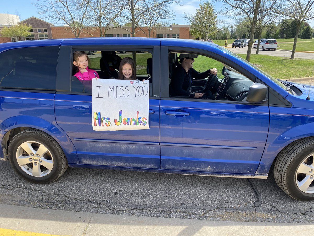 mrsjanks's tweet photo. More parade pictures! We the luckiest teachers in the world for all of these amazing kids and their families! @SLCSBrummer https://t.co/6cFUVifi8a