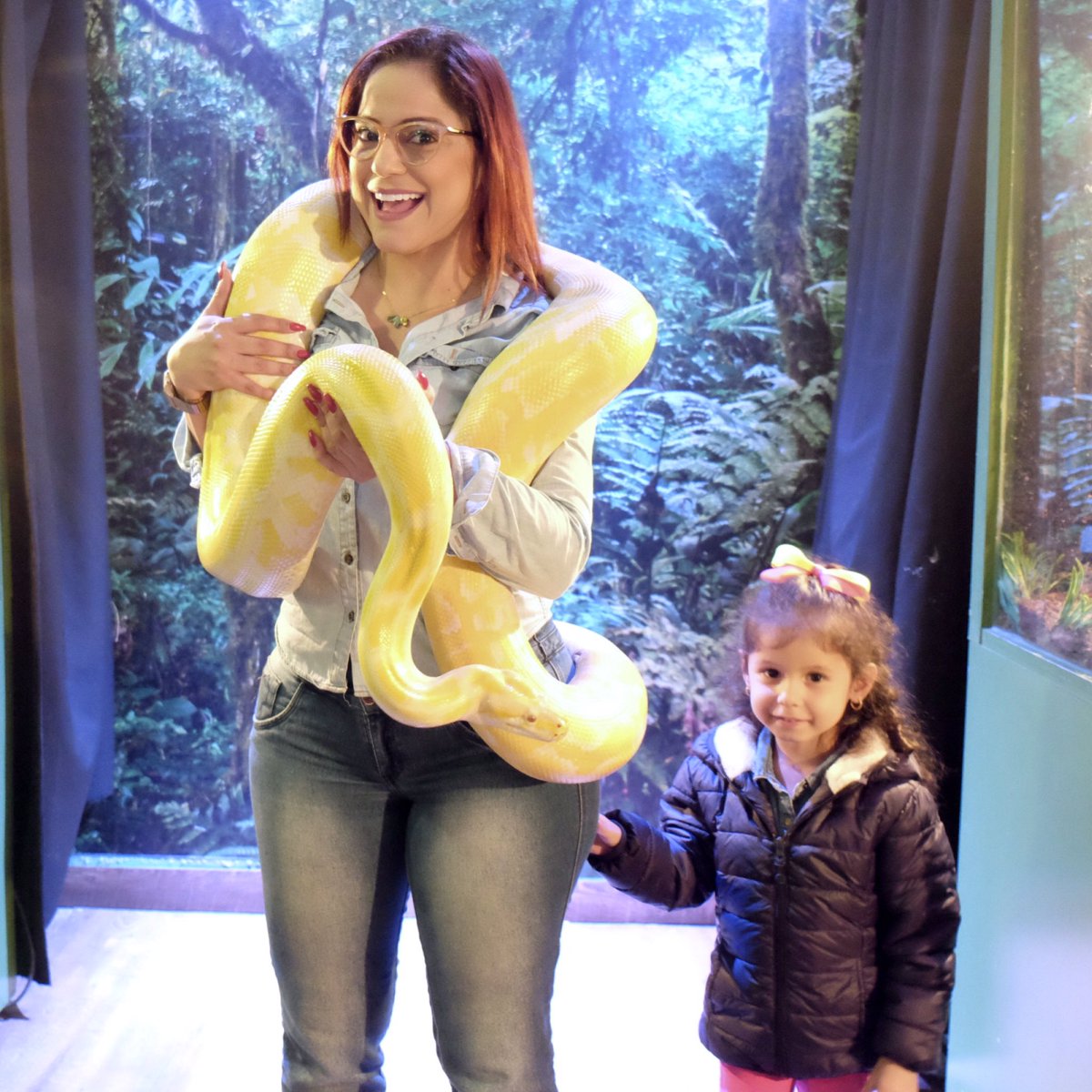 EscuderoSandra's tweet photo. Cuando tener las culebras encima y sonreír sin importar cuánto pesaran era posible 🐍 🐍😖😝🤣.
#tbt🔙📸 Hermosos momentos con mi pequeña en el @AcuarioInbursa #ciudaddemexico 🇲🇽
.
.
#tbt #tbt🔙📸 #throwbackthursday #mexico🇲🇽 #ciudaddemexico #tvhost #radiohost #emmastyle https://t.co/9D30N3tP2X