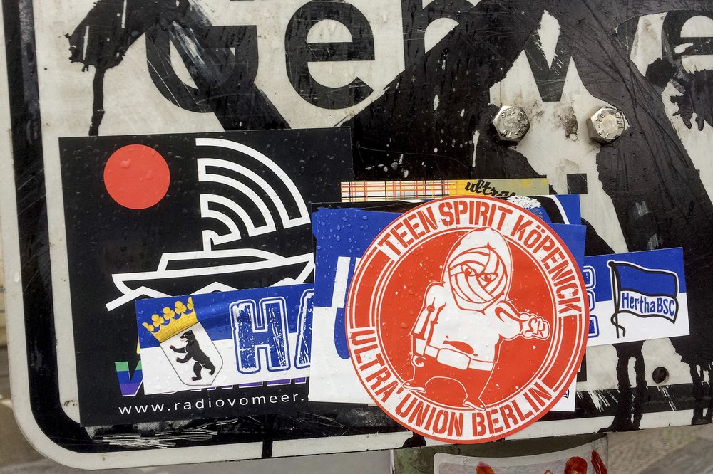 fcunion_es's tweet photo. La rivalidad del derbi capitalino se ha trasladado a las calles de Berlín. ¡Buenísima la batalla de pegatinas! @AP_Sports https://t.co/1Ih4efuSDL