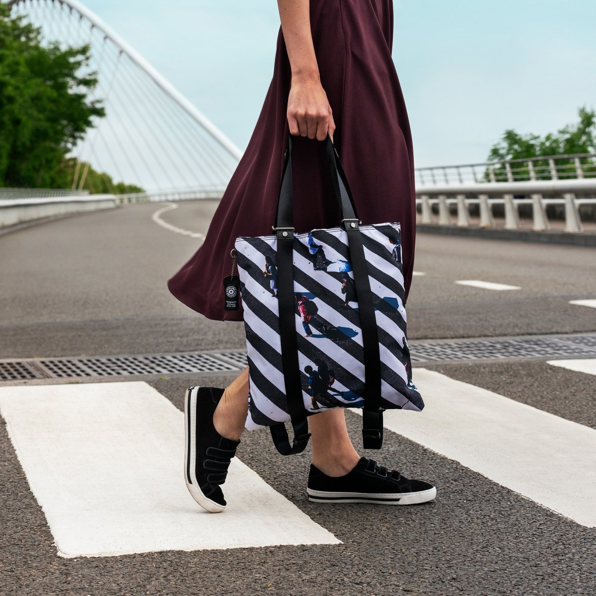 KiplingGlobal's tweet photo. Cross the busiest intersection in the world from your home. This bag will make you feel like you're one of the 2,500 people walking the Shibuya Crossing (Japan) at a time! #GraphicTotes #LiveLight https://t.co/RBPOx8FQPD https://t.co/K2ShbJ6EhQ