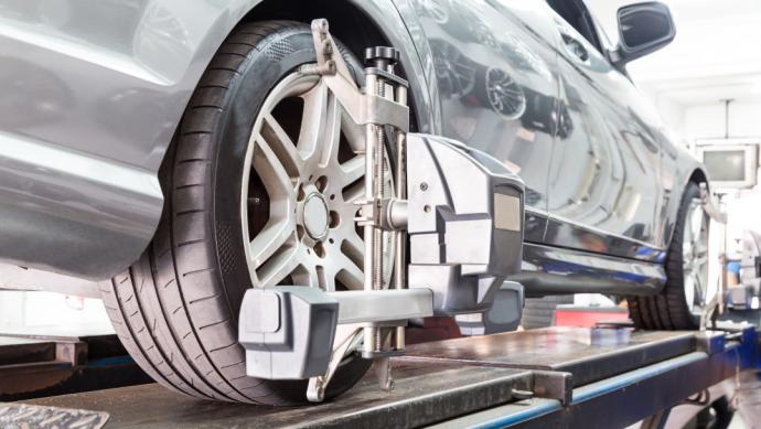 🔷 La regulación del paralelo o alineación de los neumáticos consiste en poner paralelas las ruedas de cada eje del vehículo 🚖 y, a su vez, paralelos los ejes entre sí.
Entiéndelo mejor en el siguiente link. ⬇⬇
ow.ly/wDIw30qGZbe

#Alineacion #Ruedas #Articulo #Paralelo