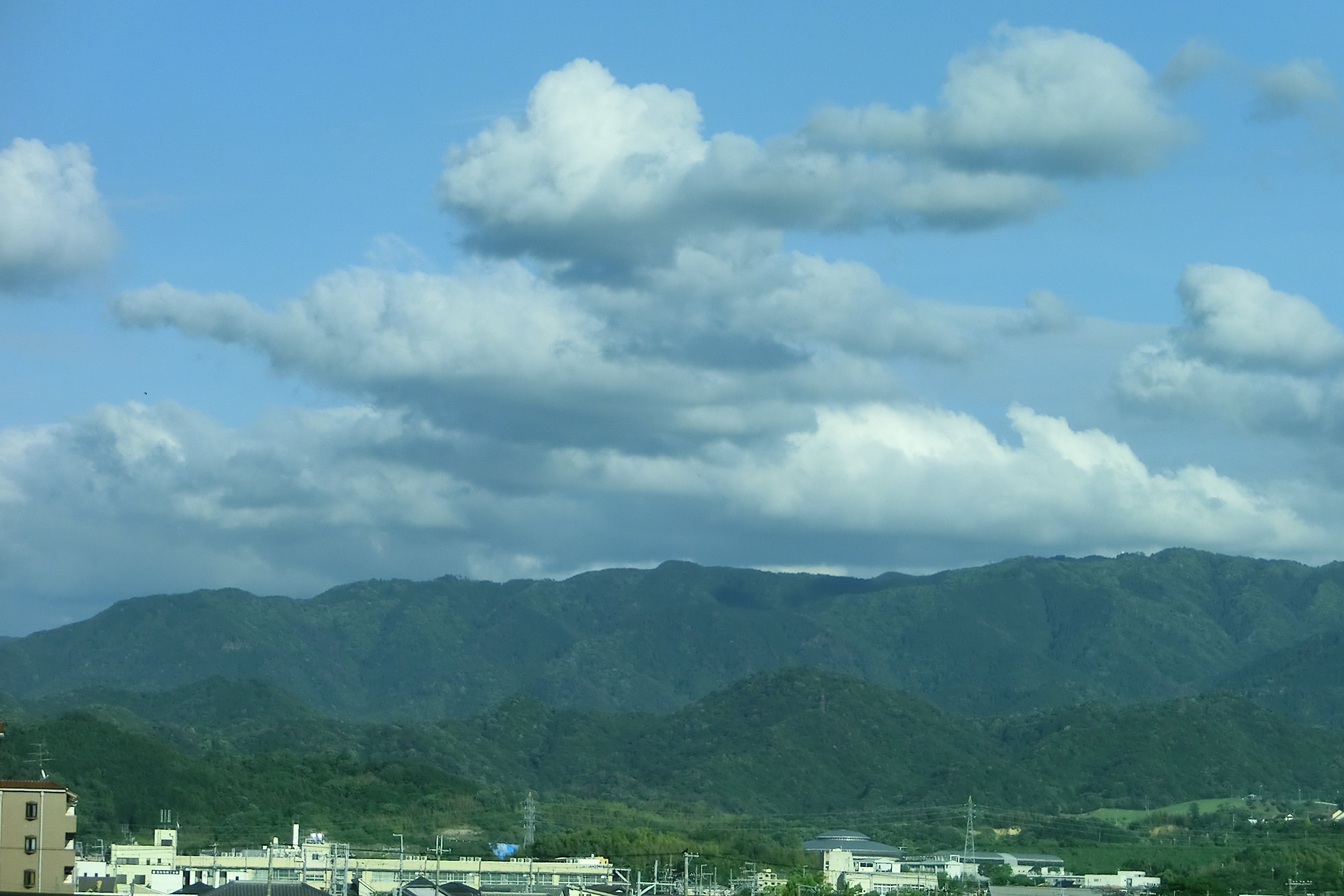 のがみ ゆうじ はや夏めいた日の和泉山脈の上空に浮かんだ綿雲 積雲 和泉山脈 積雲 T Co Ldv69w3kyl Twitter