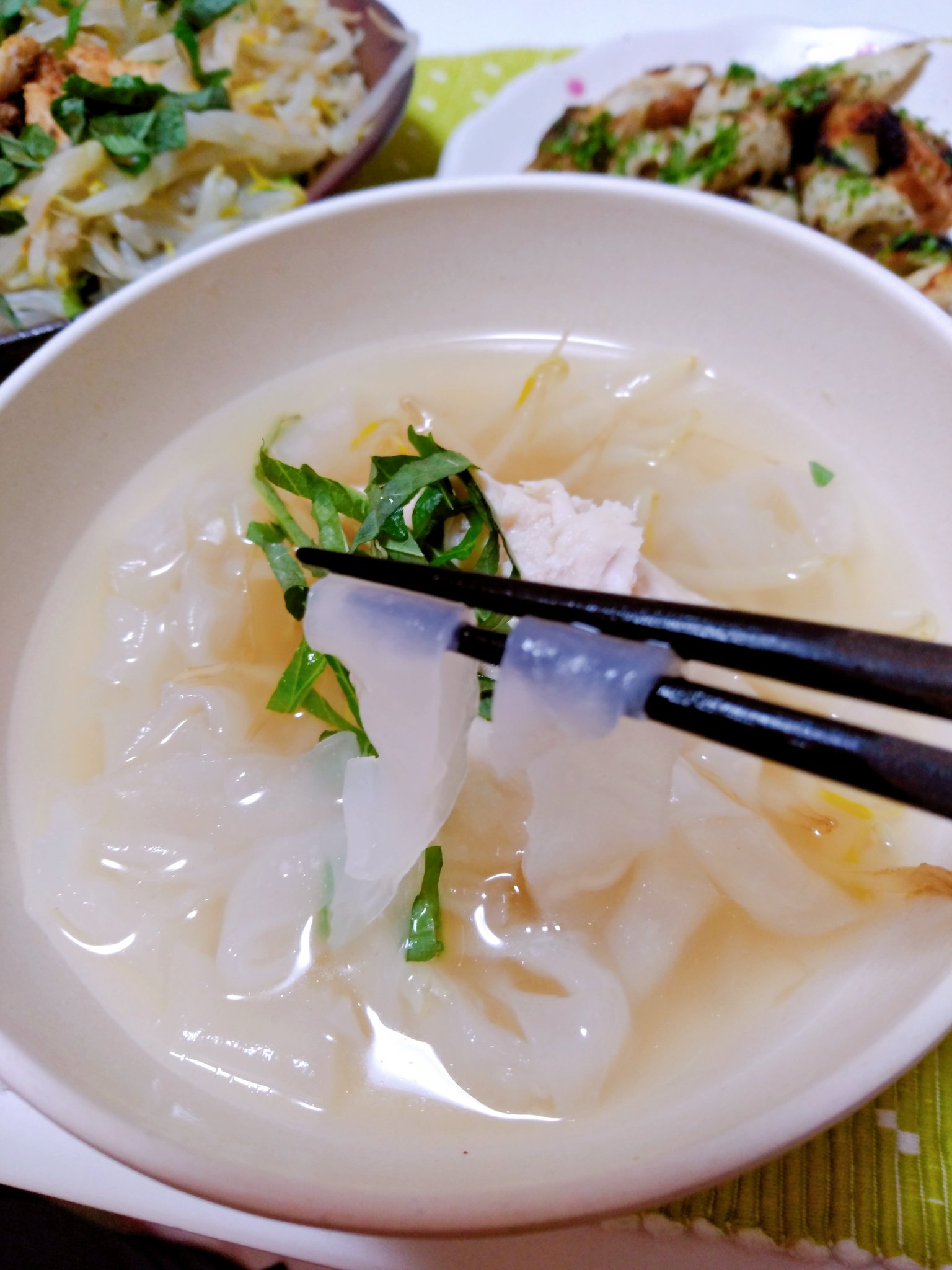 菊池優 フリーアナウンサー 生春巻きのライスペーパーを使ってフォーを作りました スープはkaldyで粉末が売ってました 上にのせたサラダチキンの残りを焼いて 同じく残りのもやしとサラダに ベランダ菜園の大葉ものせました あと ちくわの磯辺焼