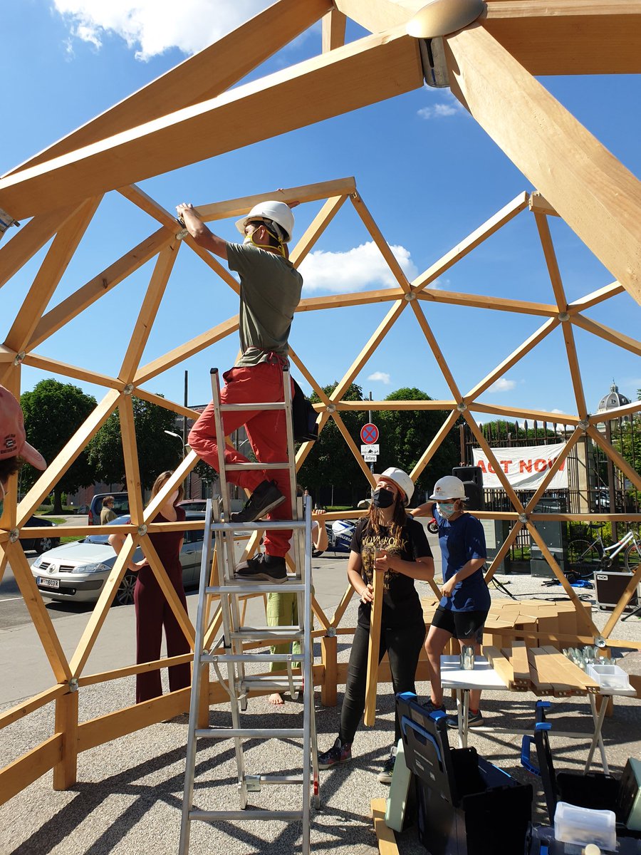 tassiloseidl's tweet image. Camp von @ViennaForFuture +@FFF_Austria vor dem @bkagvat Gemeinsam mit @LetsEconomy + @credit_eci 
@EU_PublicSphere
Dome-Talks: 13.30 + 16.00 Thema #EconomyforFuture + Wandel durch #Demokratie 
#CampForFuture 
#FridaysForFuture 
#KlimaCoronaDeal
@jo_stangl
@zapata33com