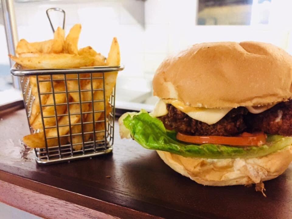 TavernRed's tweet photo. The tastiest chicken burger in Newman 🤤 https://t.co/Jyawpt9HaG