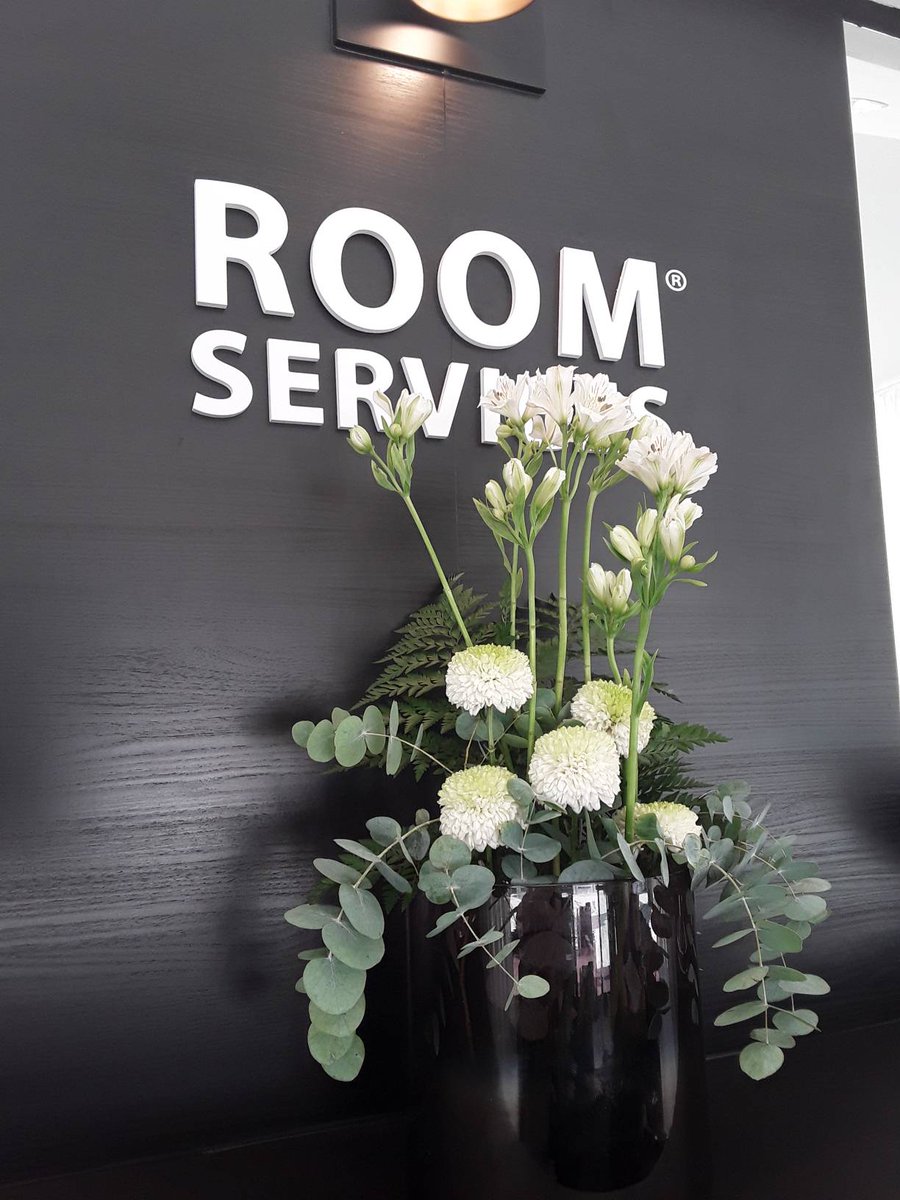 RoomservicesH's tweet photo. Fresh flowers in the office!
#costadelsol #marbella #vacation #summerishere https://t.co/XUXuKJQZj5