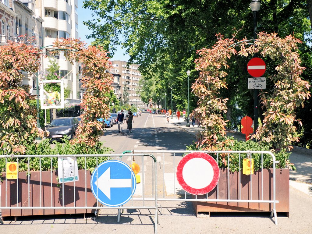 #Cyclists and #pedestrians have priority in all city centre. #Brussels has started its revolution to give space back to people. And it's looking great!