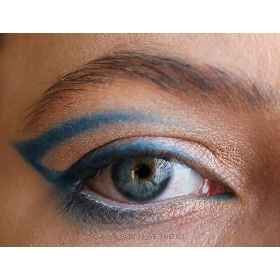 Rose_Eclipse_MU's tweet photo. ✴ 𝒢𝓇𝒶𝓅𝒽𝒾𝒸 𝐸𝓎𝑒𝓁𝒾𝓃𝑒𝓇 ✴
~𝒫𝓇♡𝒹𝓊𝒸𝓉𝓈 𝒰𝓈𝑒𝒹~ 
Eye Primer: Mac Pro Longwear Paint Pot, Painterly 
Eye Shadow: As a base tone on the eyelid - MUD shade Bone
Revlon, Colorstay Creme Eyeshadow - Bold: #830-Peacock Paon
With a blue pigment layered over
#BlueMakeup https://t.co/ivvRqJCxRx