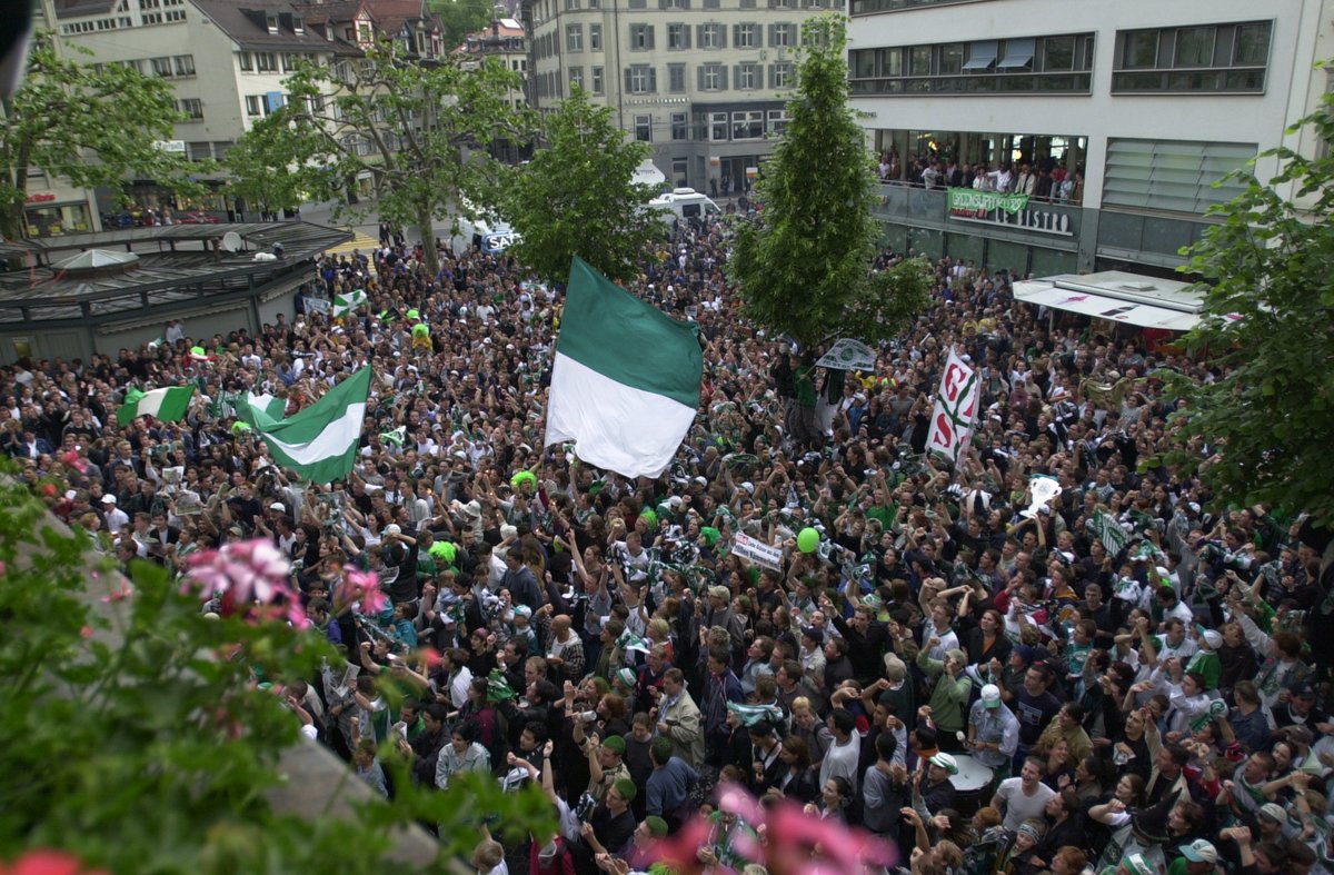 🏆 Schwiizer Meister FCSG! 💚⚪️ Heute vor 20 Jahren wurde der Triumph perfekt. Kurz vor Schluss glich Servette gegen Basel aus, und die Feierlichkeiten auf dem Marktplatz konnten beginnen 😍
Hier könnt ihr euch nochmals unser Meistervideo 2000 gönnen: 👉 bit.ly/3cMMgCU