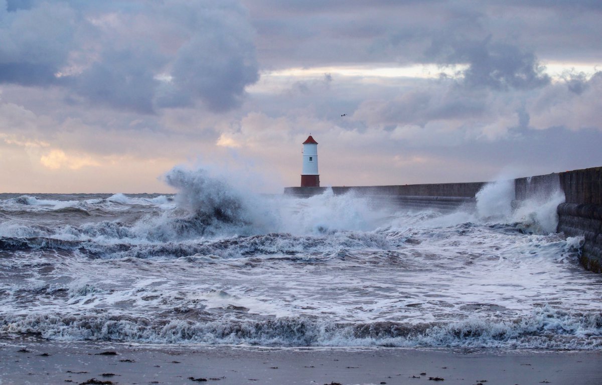 Bridge4Photo's tweet photo. Time spent wave watching when the sea is rough is never wasted. This was just before it started chucking it down. #StormHour #roughsea #aftersunrise #viewsofnorthumbria #berwicklighthouse #onthebeach #wavewatching https://t.co/tFhpMyOox0