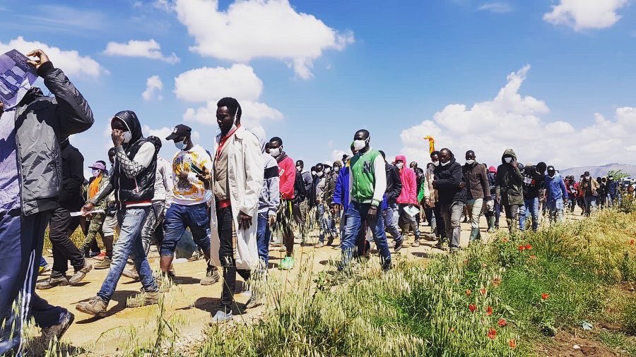 aboubakar_soum's tweet photo. Tutti i braccianti di Borgo Mezzanone, di Torretta Antonacci e del resto d’Italia, un fiume di esseri umani, uniti nella marcia della dignità. “Volevano braccia e sono arrivati uomini”. Se i Diritti sono per pochi diventano privilegi. #nonsonoinvisibile #fermiamoicarrelli https://t.co/zB9qnftpfx