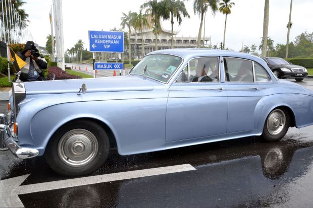 Tun Taib Mahmud juga merupakan seorang yang meminati kereta klasik terutamanya dari jenama Rolls Royce. Beliau juga pernah dilihat memandu Mercedes Benz 300SL Gullwing yang sangat rare.